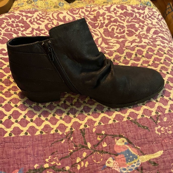 ….Me Too black slouchy zip booties size 8 like new - Picture 5 of 9